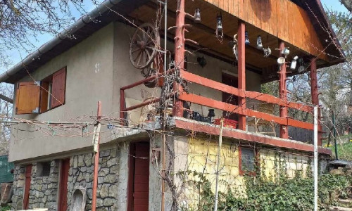 Murovaná chata ,Ke-Západ, ulica Československého odboja.