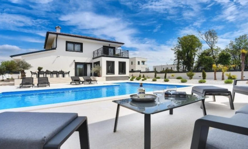 PULA - KRNICA, luxusná dvojposchodová vila na pozemku 754 m2 s bazénom