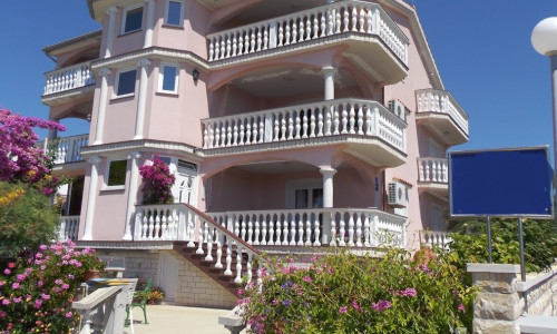 ZADAR - VIR, na predaj hned pri mori dom so 6 apartmanov, atraktívna obchodná investícia