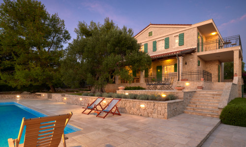 NOVALJA - LUN, PREDAJ exkluzívnej dvojposchodovej vily na pozemku 1978 m2 s bazénom a s krásnym upokojujúcim výhľadom na more