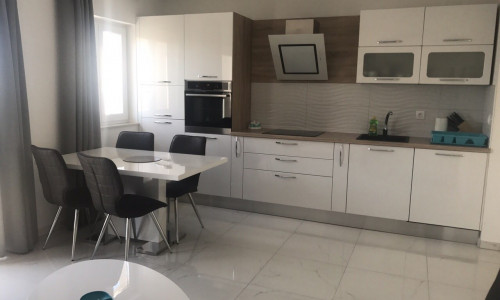 NOVALJA, NA PREDAJ ŠTVORPOSCHODOVÝ DOM S 5 APARTMÁNMI, BAZÉN, LOKALITA, KOMPLETNE NOVO ZARIADENÝ