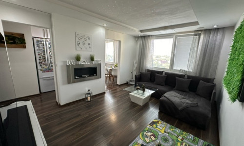 Na predaj nadštandardne zrekonštruovaný 3,5 izbový byt v Seredi na Pažitnej ulici.