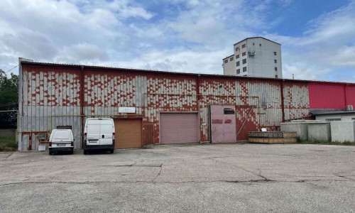 Na predaj prevádzkové a skladové haly s administratívou v Trnave na Chovateľskej ulici