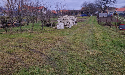 Pozemok vhodný na výstavbu RD  v obci Dlhá 13km od Trnavy