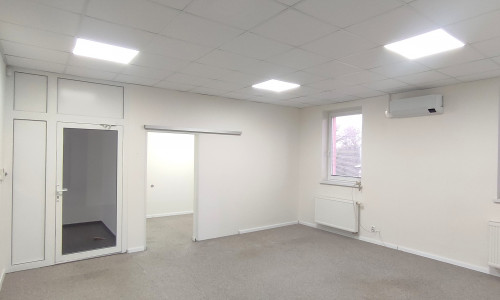 Moderné kancelárske priestory s vlastným parkovaním blízko centra mesta.