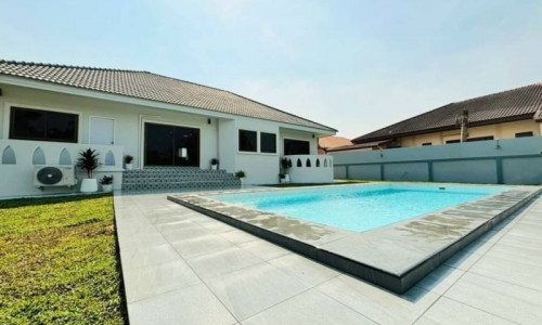 Bungalov v Thajsku s bazénom-Pattaya -Bangsaray