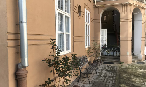 Na PREDAJ priestranný staromestský 3izb byt zo záhradou a dvorom