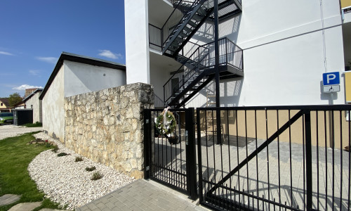 PREDAJ - priestranný 2-izbový BYT - prevedenie ŠTANDART