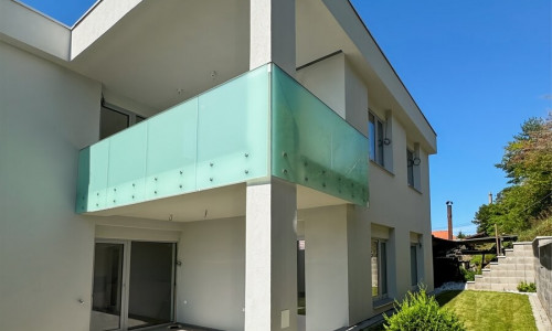 NA PRENÁJOM-Moderný 3 izbový byt s predzáhradkou-Šidlovec