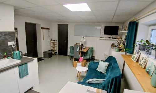 🌿 Prenájom priestoru pre služby – Dubnica nad Váhom (32 m²)