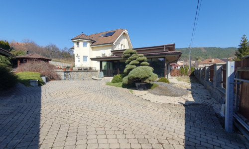 PREDAJ: luxusný 6 izb. dom 400 m2 z r. 2018 Čenčice
