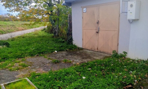 Na predaj garáž s väčším pozemkom v Seredi