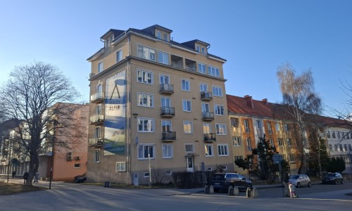 PREDAJ: 2 izb. byt v centre 48.16 m2 + 2 balkóny tehlový dom