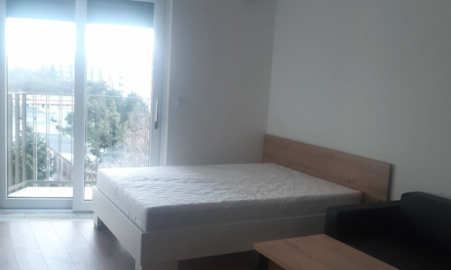 Priestranný 2 izbový byt s balkónom a parkovaním na Furči