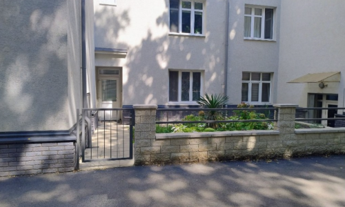 NA PREDAJ 1,5-izb. byt s predzáhradkou, BA III