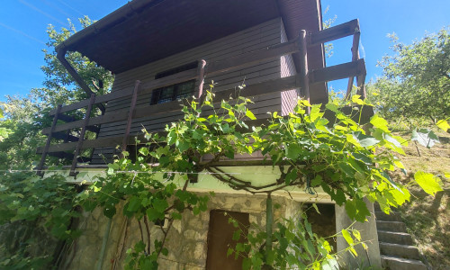 Miesto pre dokonalý oddych v prírode – záhradná chatka s pozemkom 483 m² v Nemšovej