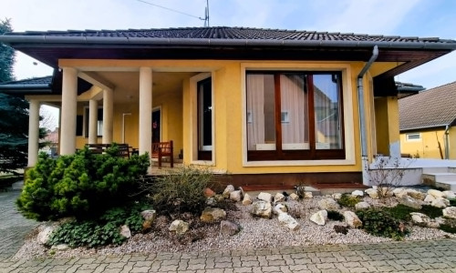 Feketeerdó / Rodinný dom s veľkým pozemkom, pivnicou pod celým domom a dvojgarážou.