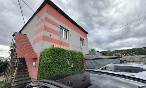 Budova na prenájom, sklady a kancelárske priestory, parkovanie