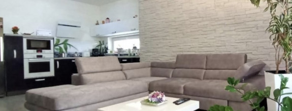 Pekný 3 izbový byt na predaj, Bernolákovo-Dubová ul., balkón, vlastné parkovanie