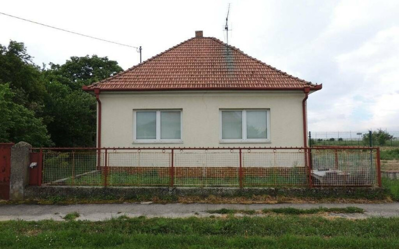 **NA PREDAJ RODINNÝ DOM V OBCI BRUNOVCE 800m2 POZEMOK**