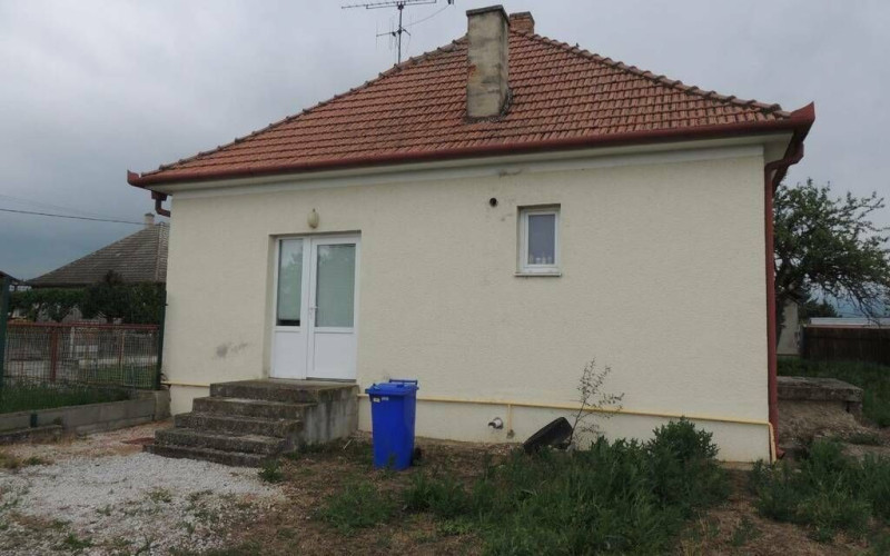 **NA PREDAJ RODINNÝ DOM V OBCI BRUNOVCE 800m2 POZEMOK**