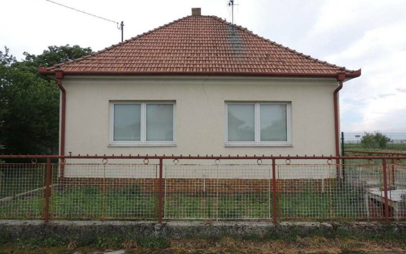 **NA PREDAJ RODINNÝ DOM V OBCI BRUNOVCE 800m2 POZEMOK**