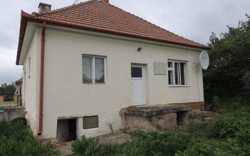 **NA PREDAJ RODINNÝ DOM V OBCI BRUNOVCE 800m2 POZEMOK**