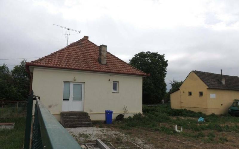 **NA PREDAJ RODINNÝ DOM V OBCI BRUNOVCE 800m2 POZEMOK**