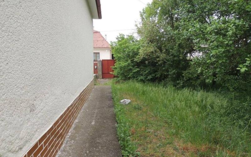 **NA PREDAJ RODINNÝ DOM V OBCI BRUNOVCE 800m2 POZEMOK**