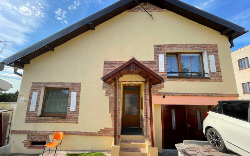 NA PREDAJ: Priestranný rodinný dom Nitra - Zobor s garážou