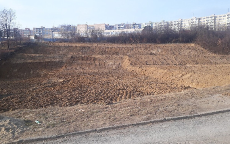 Posledný  pozemok na výstavbu Košice - Vyšné Opátske, Slivník, IS pred pozemkom