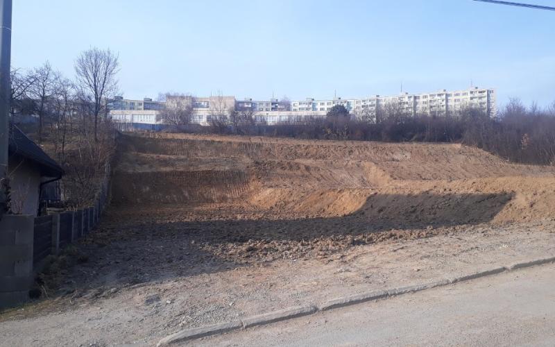 Posledný  pozemok na výstavbu Košice - Vyšné Opátske, Slivník, IS pred pozemkom