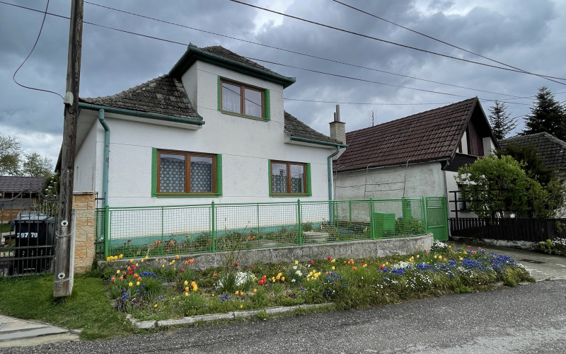 NA PREDAJ RODINNÝ DOM V OBCI IVANOVCE - Pozemok 570 m2