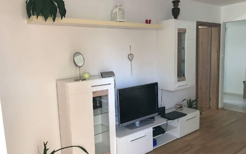 Prenájom 2 izbový byt s predzáhradkou a parkovaním Hradská ulica Vrakuňa