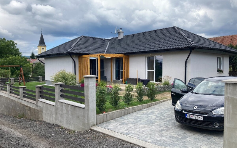 4. izbový rodinný dom Drienov, novostavba, IS, zariadený