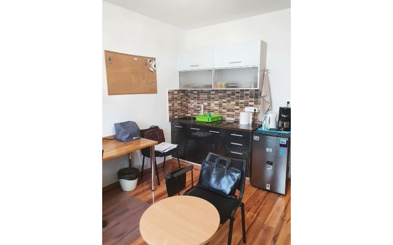 ~ NA PREDAJ ~ praktická garsónka na Chlumeckého, Ružinov.