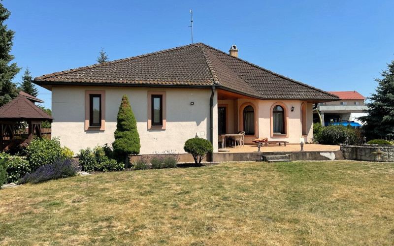 Rodinný dom Košice - okolie, Komárovce, dvojgaráž, terasa, krb