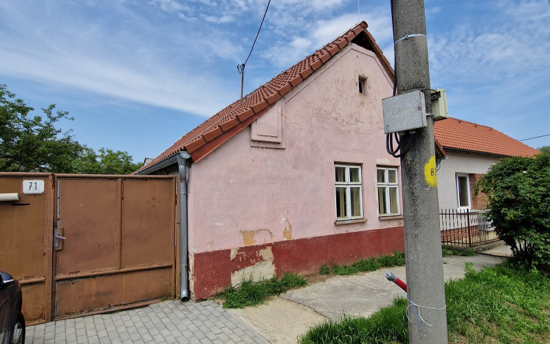 Ponúkame na predaj starý  rodinný dom v Opoji