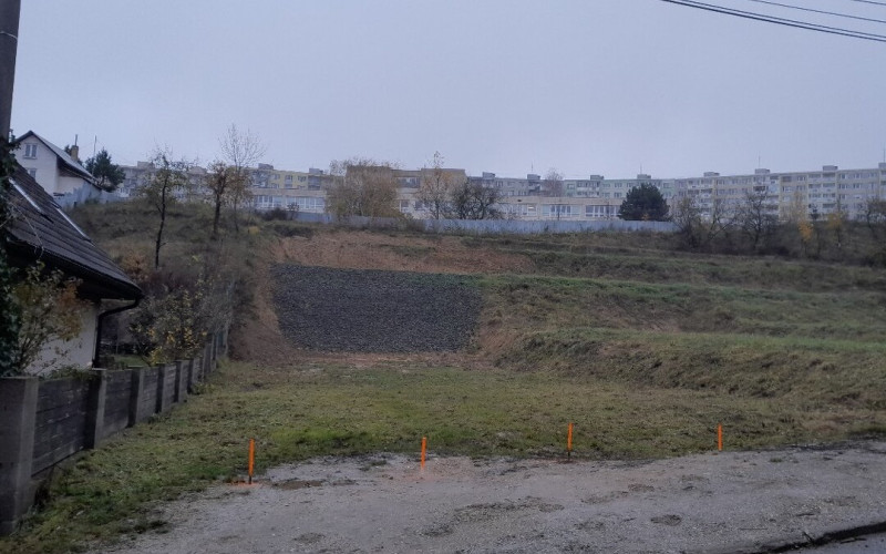 Posledný  pozemok na výstavbu Košice - Vyšné Opátske, Slivník, IS pred pozemkom