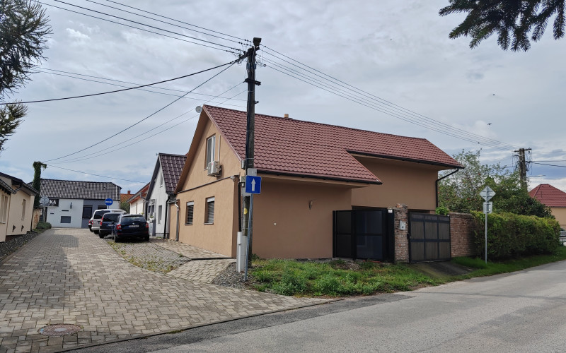Rodinný dom na predaj-Hrnčiarovce nad Parnou - 4 izby, komplet rekonštrukcia