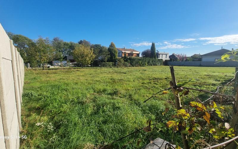 Stavebný pozemok Zálesie, 831m2, IS na pozemku