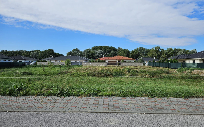 Stavebný pozemok-Kalinkovo, 875 m2, všetky IS