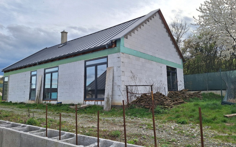 Rodinný dom Beniakovce, novostavba, oplotenie, el., voda,