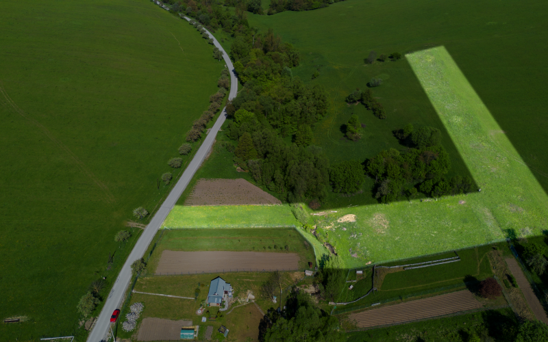 NA PREDAJ-rozľahlý pozemok v Jakovanoch ideálna investícia