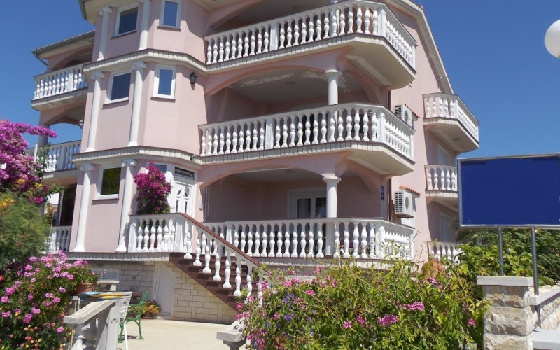 ZADAR - VIR, na predaj hned pri mori dom so 6 apartmanov, atraktívna obchodná investícia