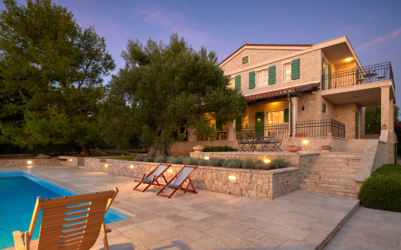 NOVALJA - LUN, PREDAJ exkluzívnej dvojposchodovej vily na pozemku 1978 m2 s bazénom a s krásnym upokojujúcim výhľadom na more