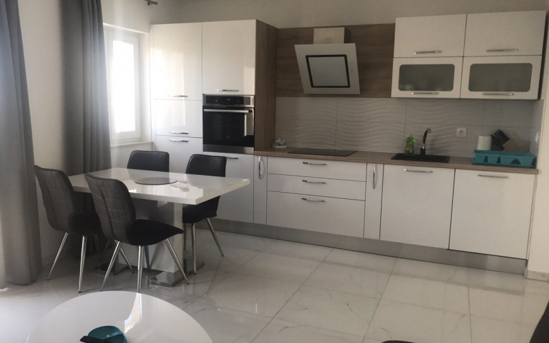 NOVALJA, NA PREDAJ ŠTVORPOSCHODOVÝ DOM S 5 APARTMÁNMI, BAZÉN, LOKALITA, KOMPLETNE NOVO ZARIADENÝ