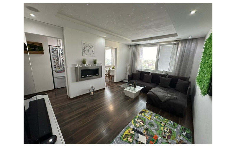 Na predaj nadštandardne zrekonštruovaný 3,5 izbový byt v Seredi na Pažitnej ulici.