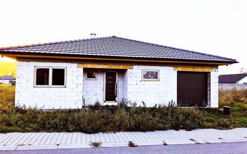 NA PREDAJ: Rozostavaný 4 izbový RD BUNGALOV