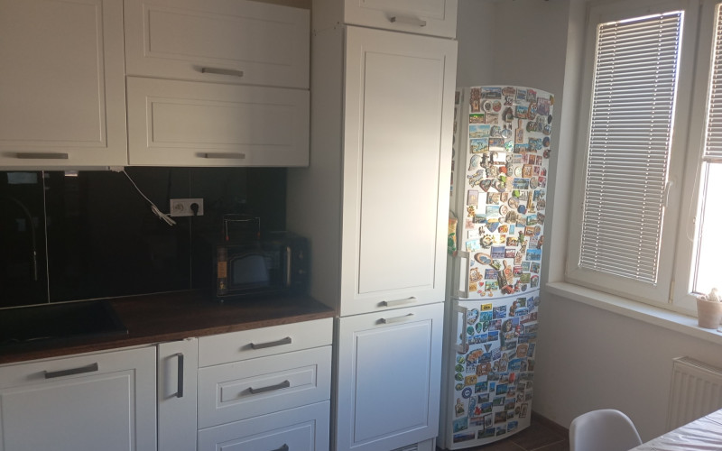 PREDAJ veľký zrekonštruovaný 2-izb.byt, komplet zariadený, v  blízkosti  Lesoparku